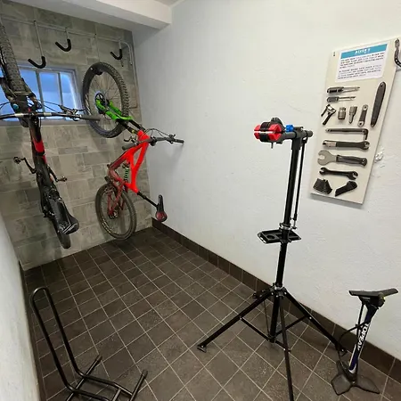 Biker's Blue Cove Apartment